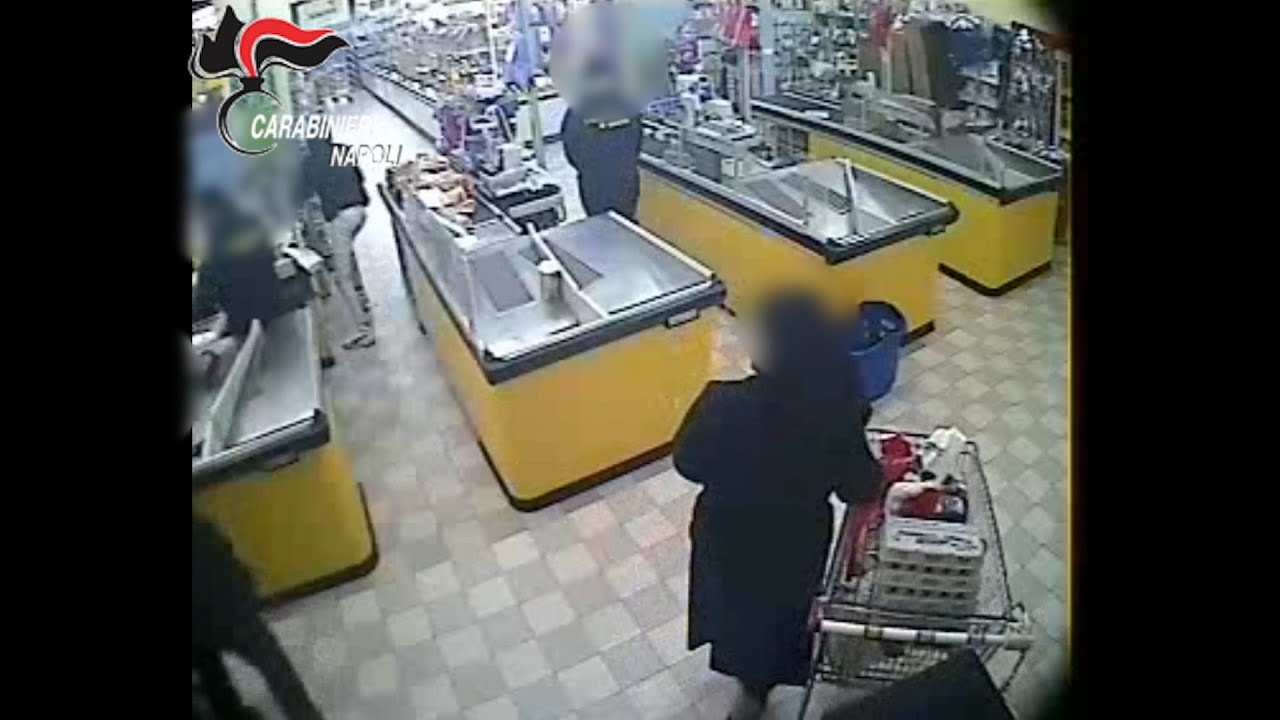 Presi 4 rapinatori seriali a Napoli, nel video l&rsquo;arresto di uno dei malfattori