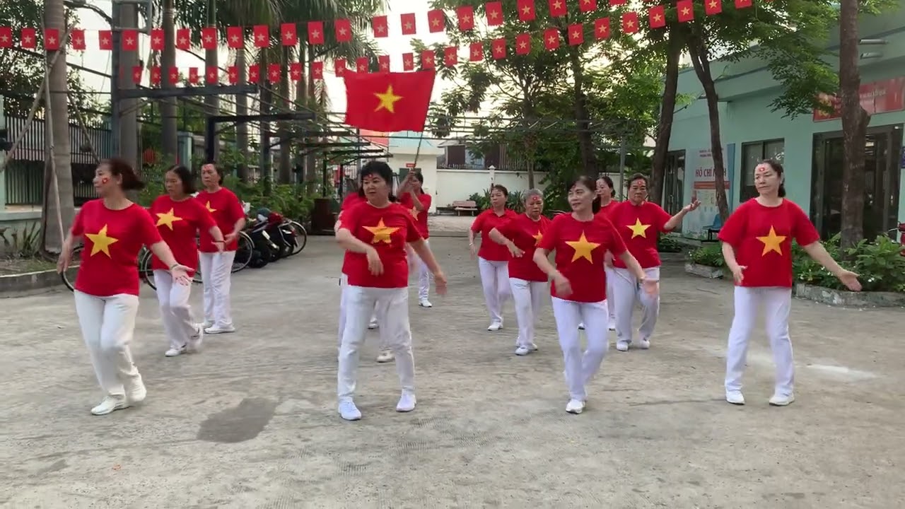 DS 6/6   Bác đang cùng chúng cháu hành quân .