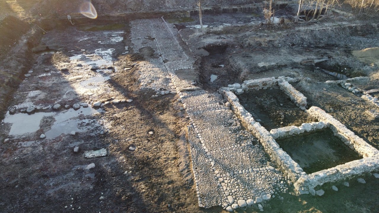 Elbląg Elbing  odkryto XVII wieczny bruk. Elblag Poland-17th century  cobblestone street Dron i foto