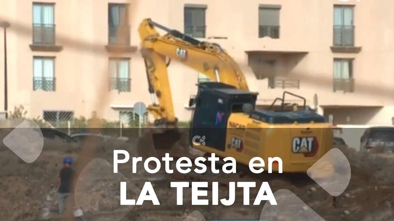 Manifestantes contra el Hotel de La Tejita