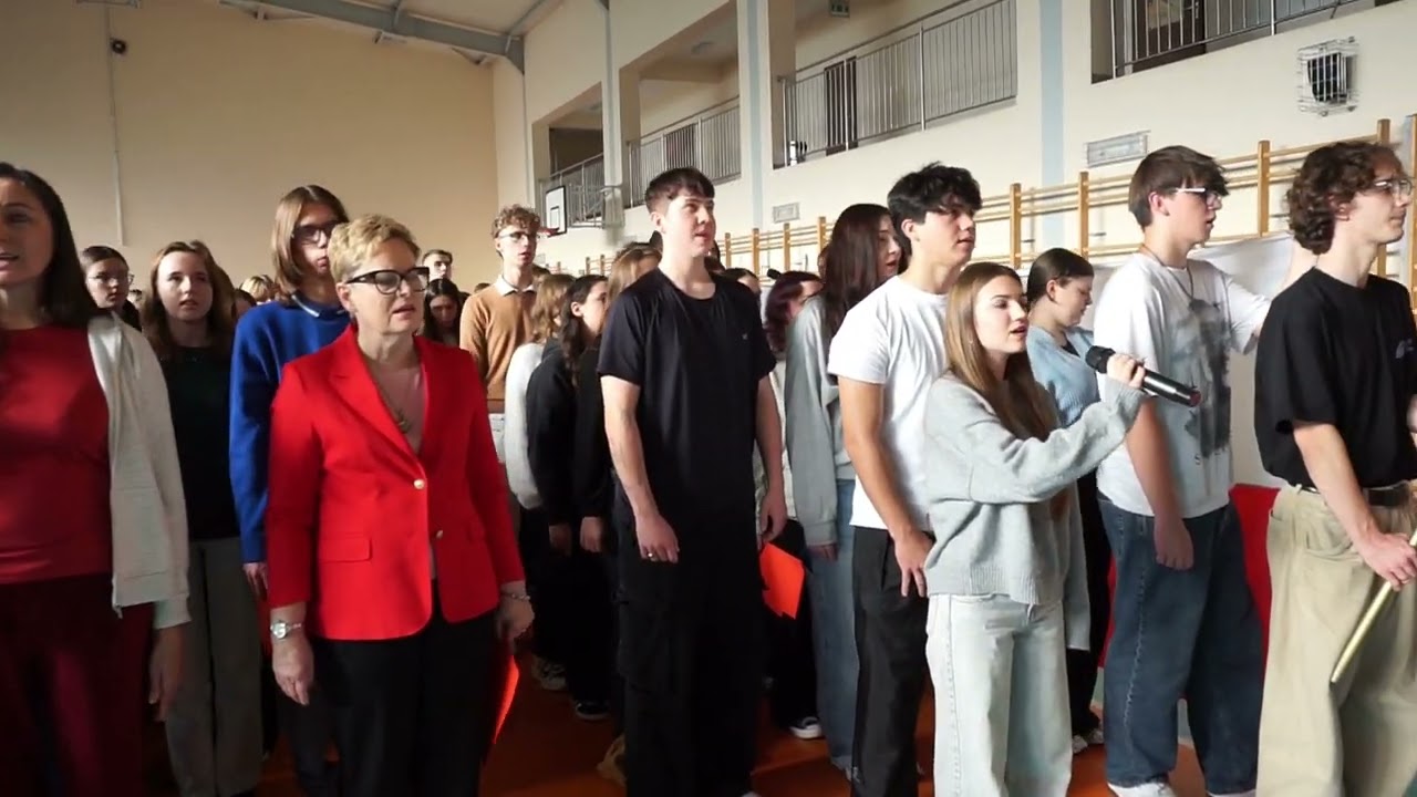 2025 11 Szkoła do hymnu