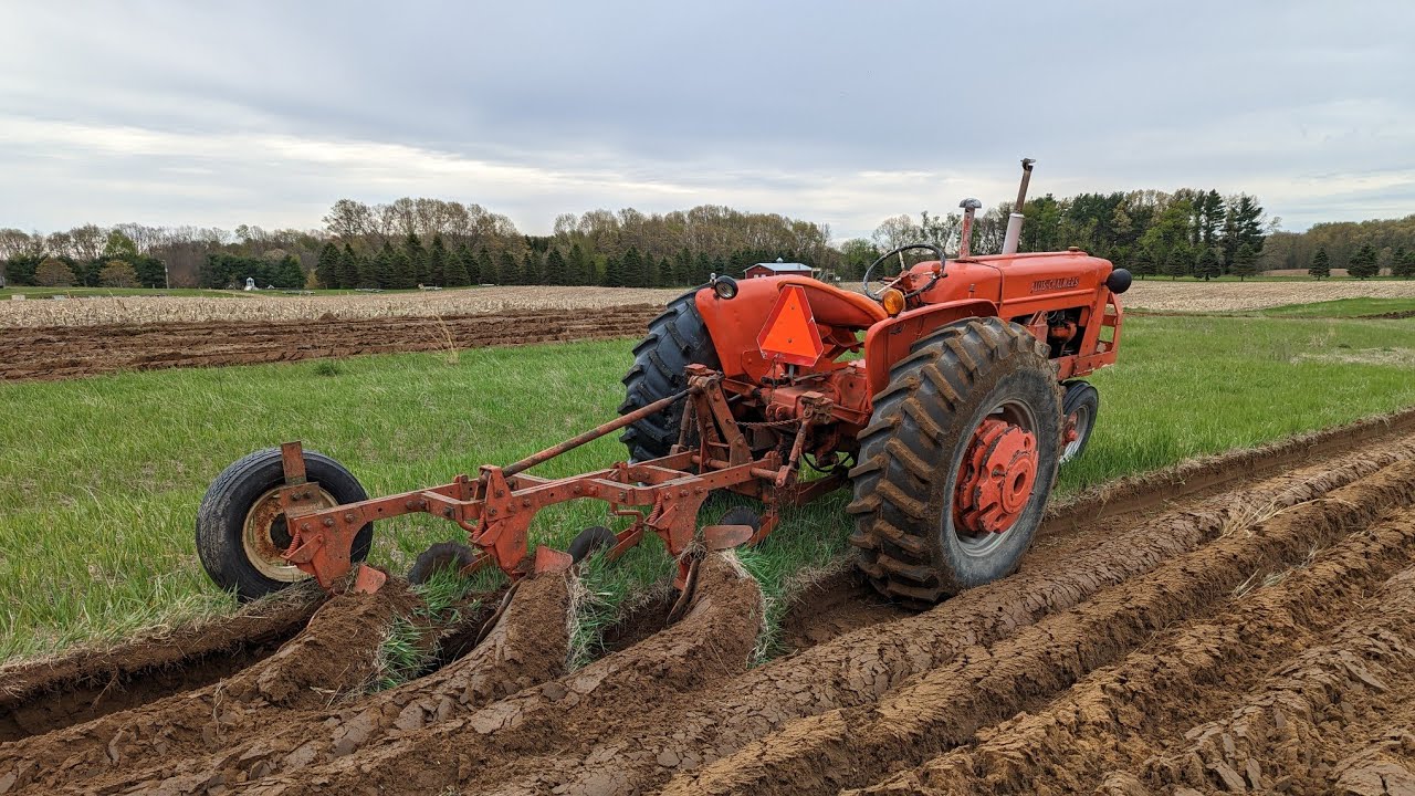 Allis Chalmers D-17 plowing