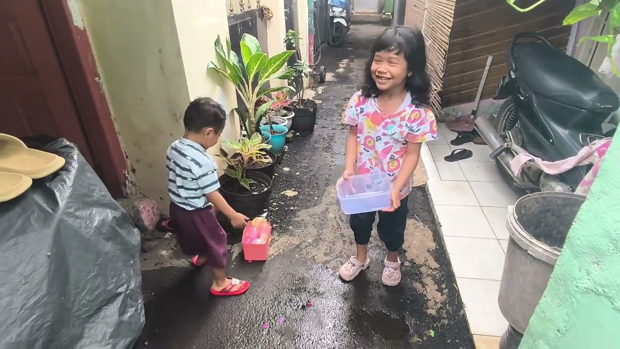Main balon air warna warni bersama adek!!!
