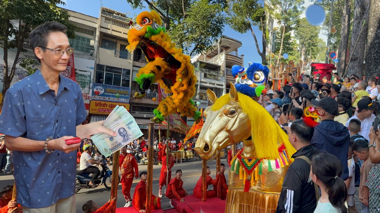 Lì Xì Khủng Cả Xấp Tiền Mùng 2 Tết Nhơn Nghĩa Đường Vỡ Trận Hàng Ngàn Người Vây Kín
