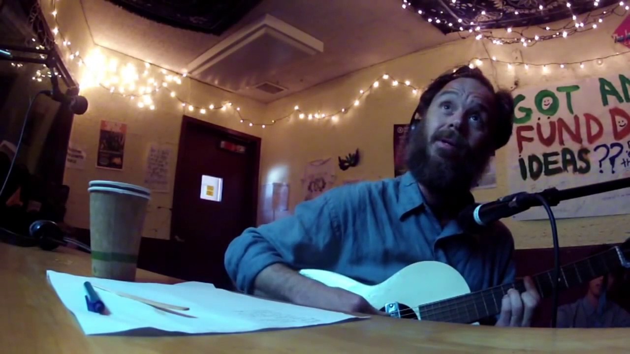 Rodrigo Amarante - Hourglass (Live on KCSB-FM)