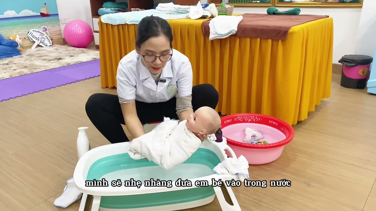 Hướng dẫn cách tắm trẻ sơ sinh chi tiết