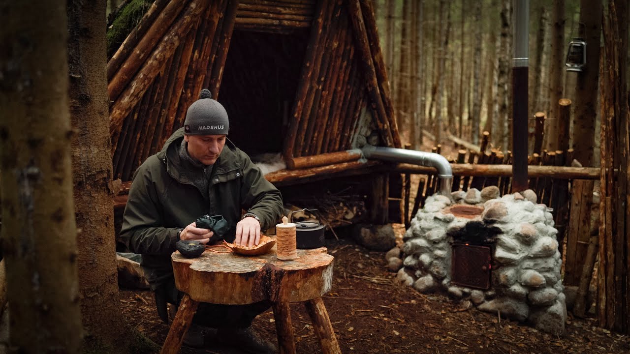 Asbjorn Bushcraft: дегтярная печь, стол из старого спила  и кресло из брёвен 2023