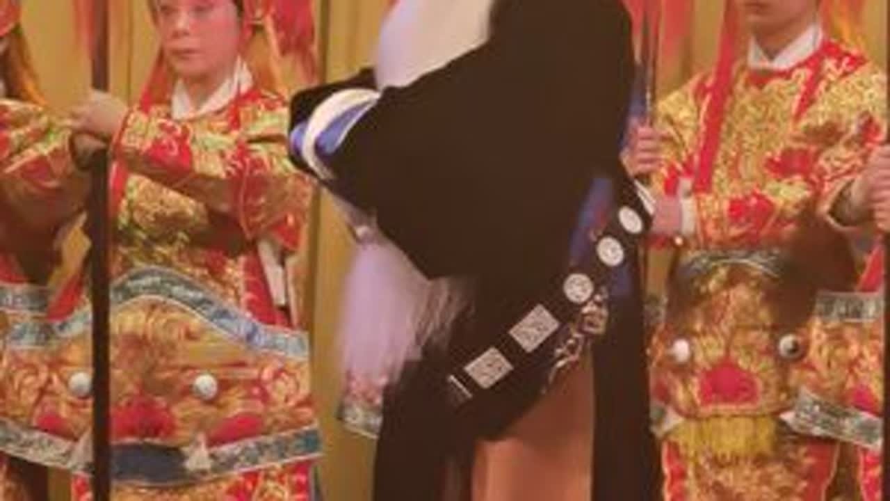 黄门官把旨传又嚷又喊。 经典唱段，黄门官把旨传又嚷又喊。#郑庆恩 老师宝刀不老。#洛阳曲剧院  的八大铠又帅又靓。乐队和演员的合作是黄金搭档。表演：郑庆恩司鼓：#石学仁 曲胡：#闫平信 ...