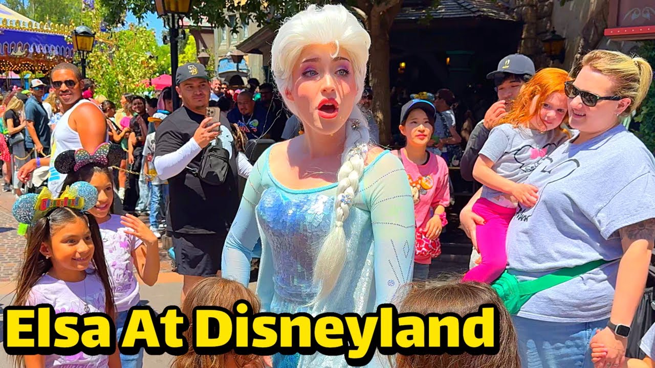 ❄️👑 Elsa Walks Through Fantasyland | RARE Meet & Greet at Disneyland in 4K