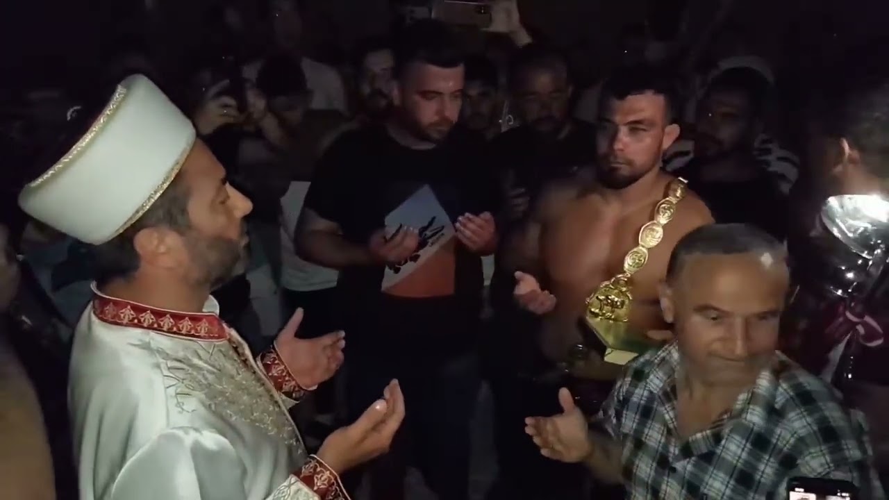 Baş pehlivan vatandaşların alkışları arasında çarşı merkezden önce omuzlarda sonra yürüyerek  hamam