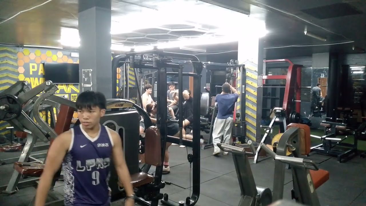 Christmas Night Grind 💪🎄 | Gym Session Before the Feast at alpha physique quarry branch 