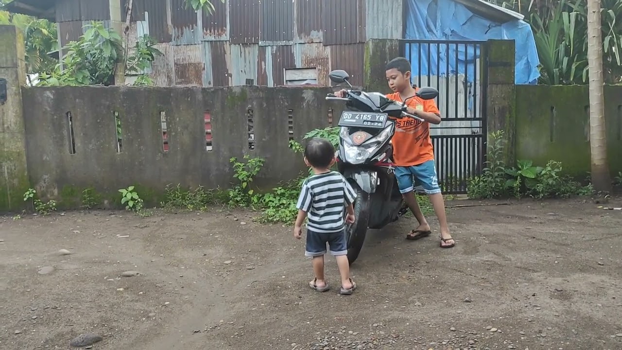 Fatih Alzena naik motor sore bareng Nizam Ayra