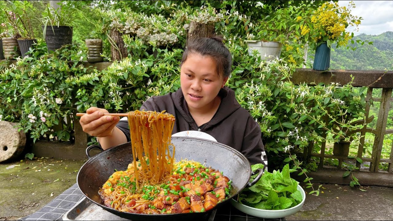 今天干完活做一大锅红烧肉炖粉条吃到饱 Eating Braised pork belly and Rice noodles after farm work
