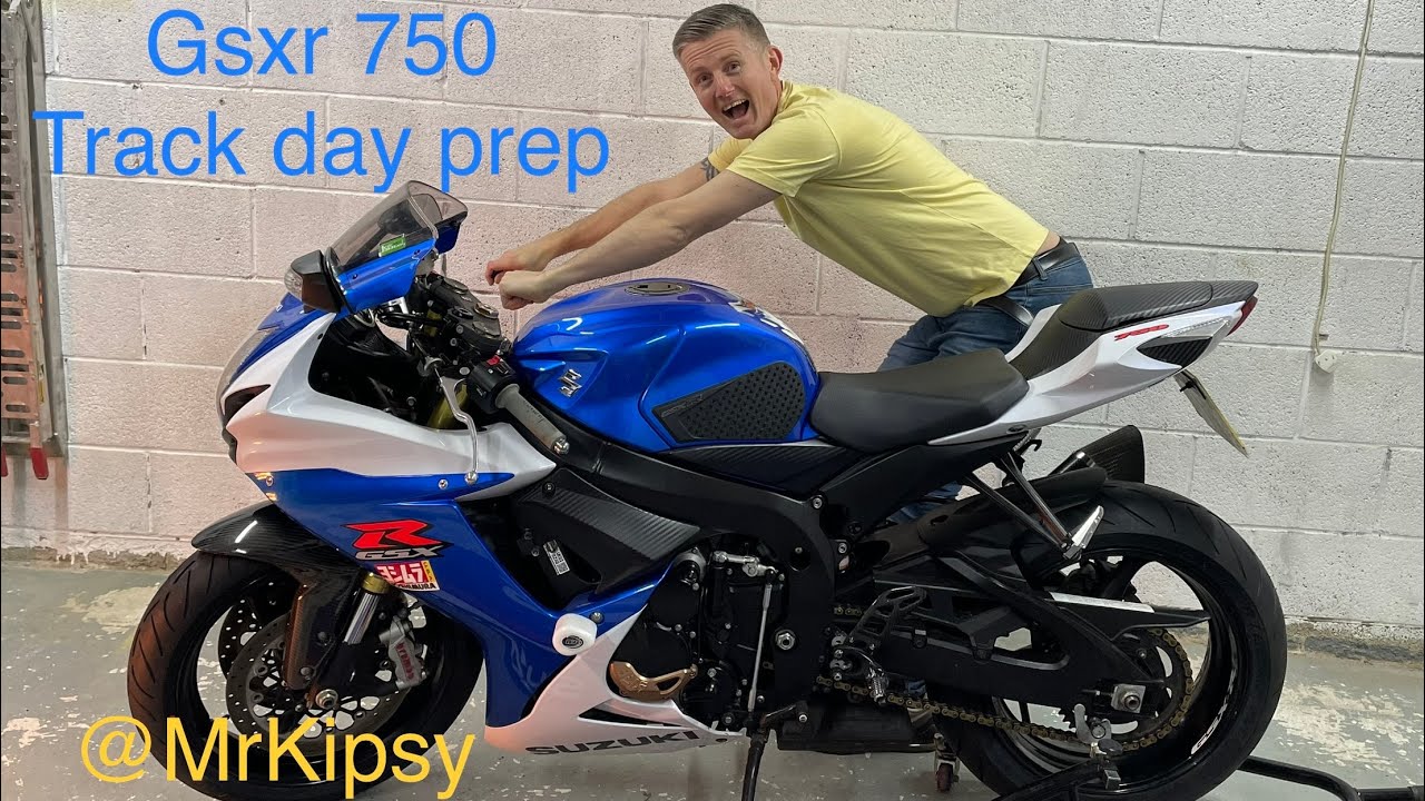 Bleeding bike brakes gsxr 750 @bennettsbikesocial this bike next @mrkipsy