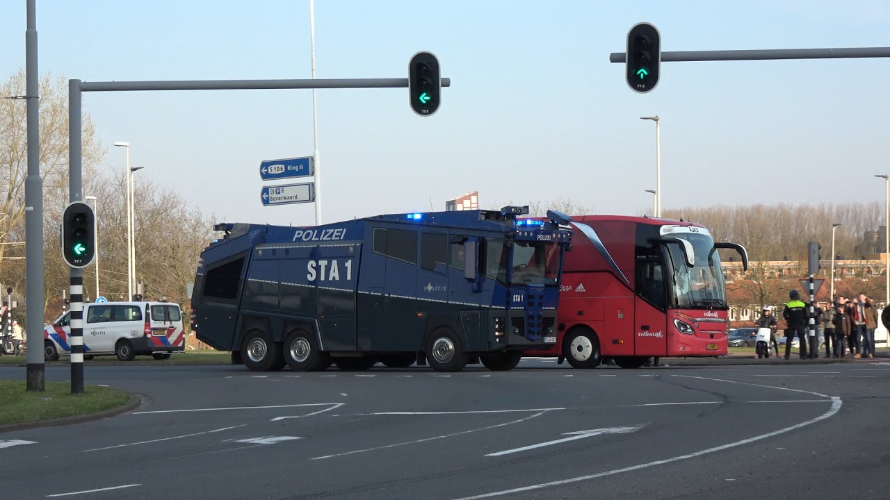 Politie begeleidt spelersbus Feyenoord en Ajax naar het Feyenoord stadion in Rotterdam