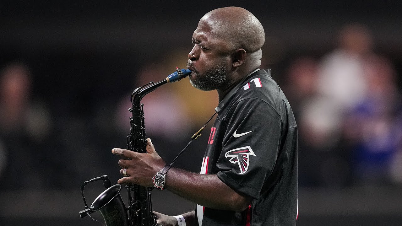 World-renowned saxophonist Mike Phillips delivers an incredible national anthem performance on MNF