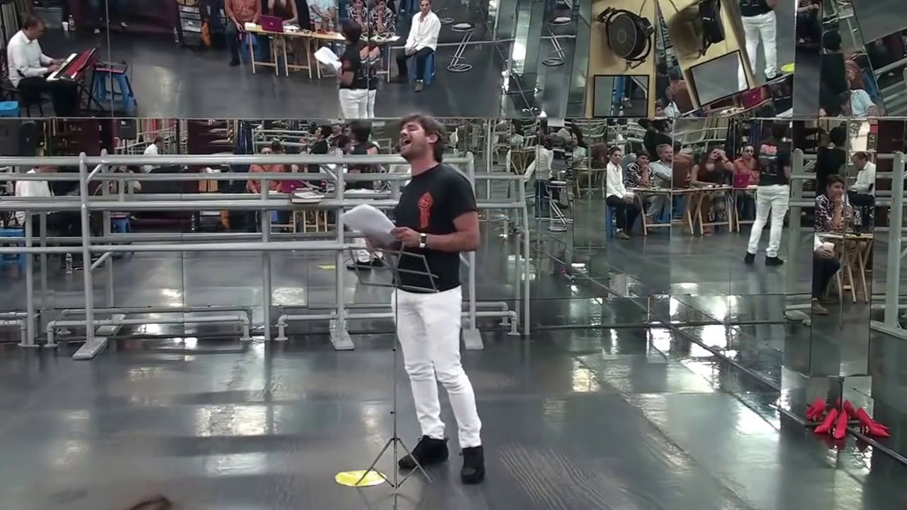 Mark Tacher CANTANDO
