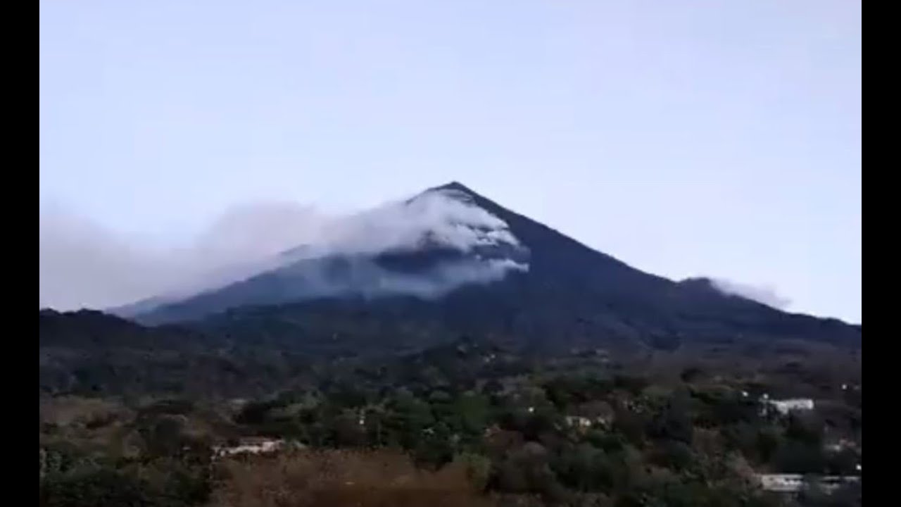 Aumenta intensidad de incendio en Volc&aacute;n Atitl&aacute;n