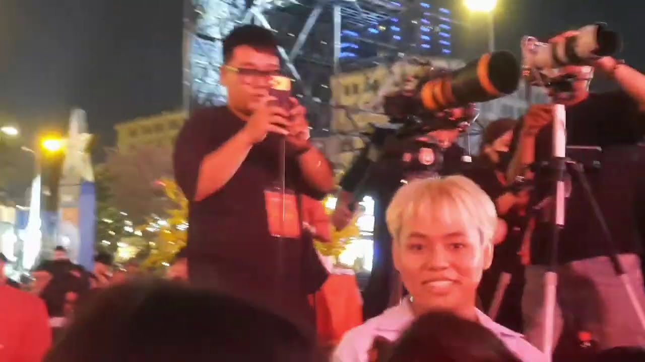 Hệt hồn bất ngờ cảnh tượng cuồn nhiêt đêm cuối tuần đường lê lợi sài gòn