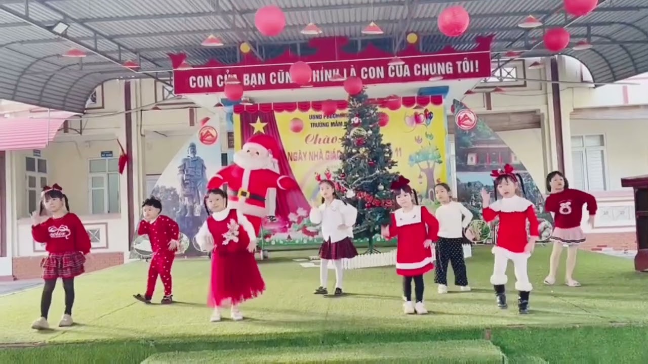 Ông già noel phiên bản nhí 😆😆😆