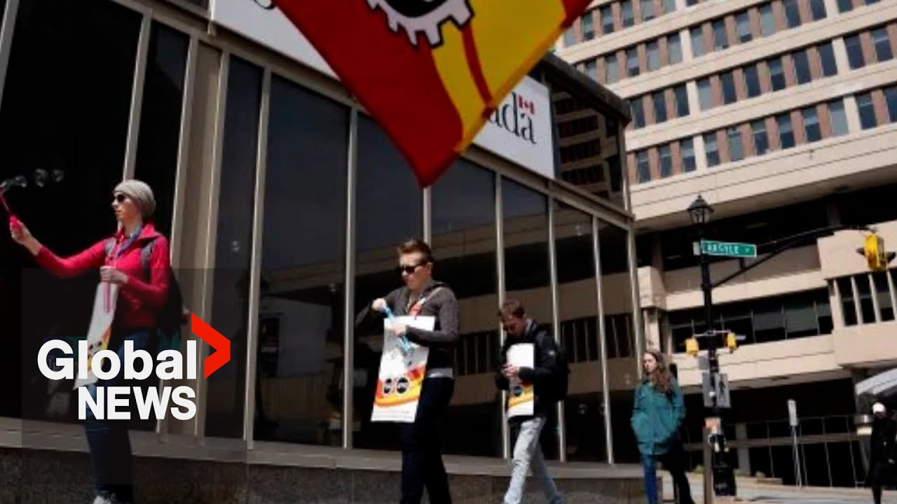 Canadians split on PSAC strike &mdash; but most aren't paying attention: poll