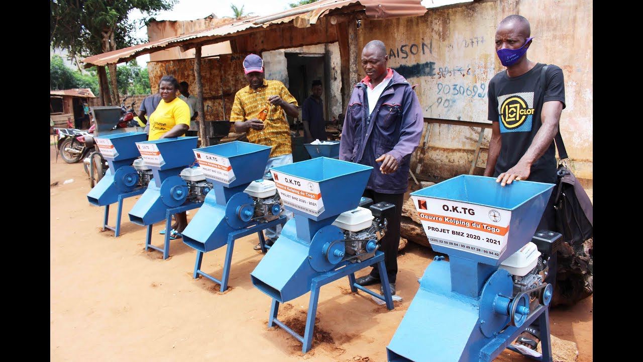 #agriculture #kolping 5 Petits producteurs bénéficient des machines à égrener le maïs à Vogan.