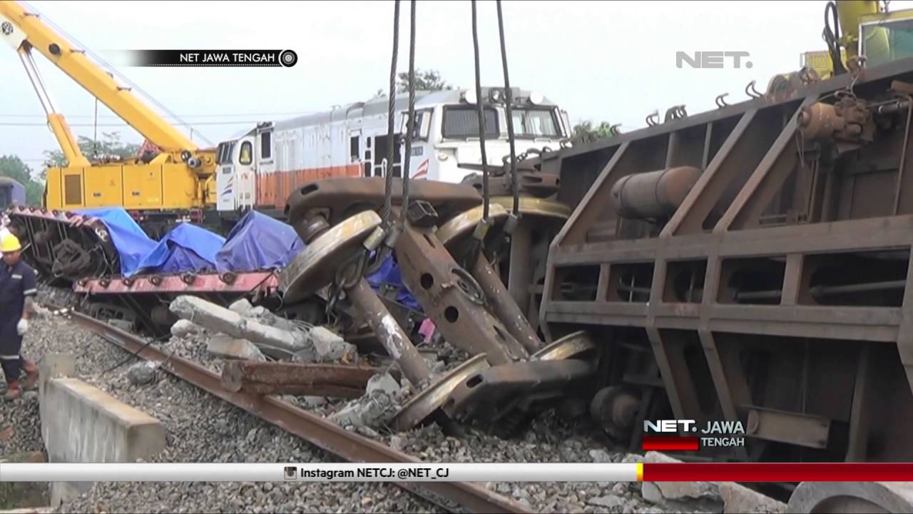 NET JATENG - EVAKUASI KERETA ANJLOK, PENUMPANG TERLANTAR