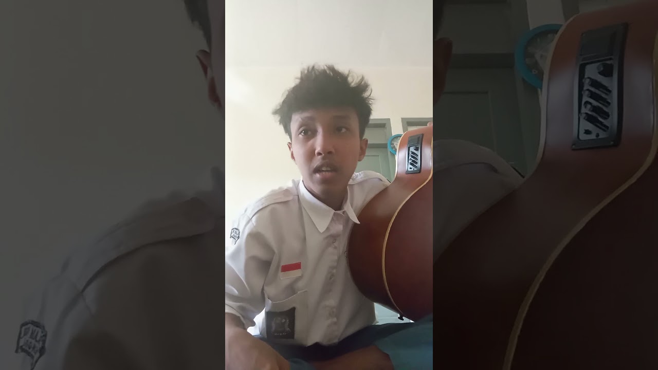 Vlog bermain gitar saat waktu luang