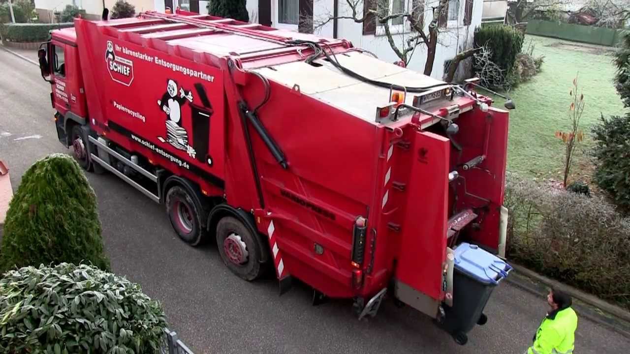 GARBAGE TRUCK / Roter Actros Müllwagen für Blaue Tonne, 2013.