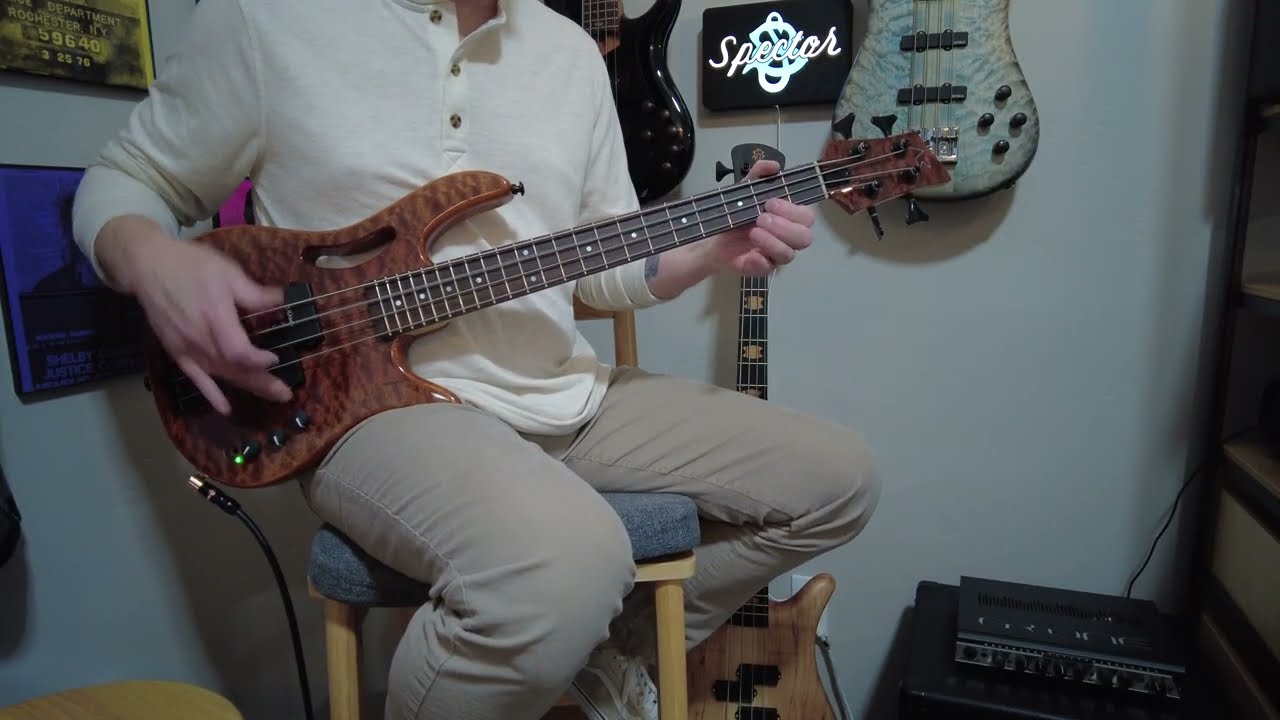 AKAMA Mini Bass cover 