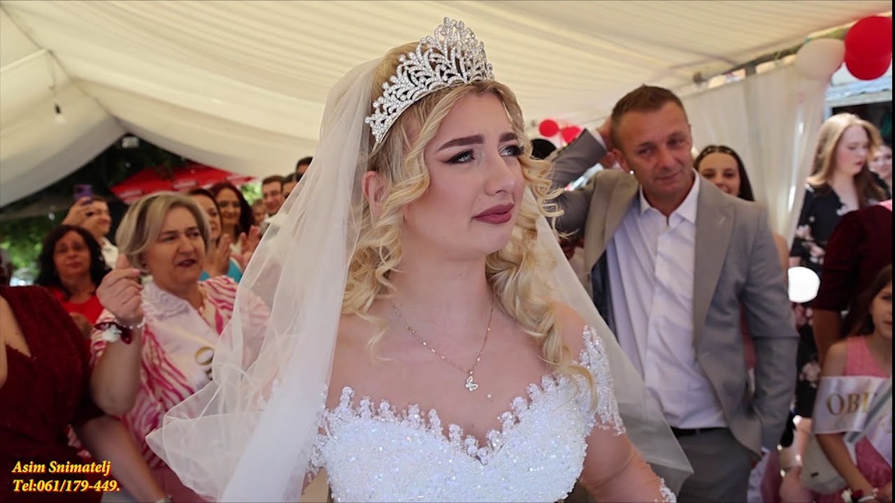 Uplakana Mlada napušta svoje drage roditelje i Svoju rodnu kuću Asim Snimatelj.