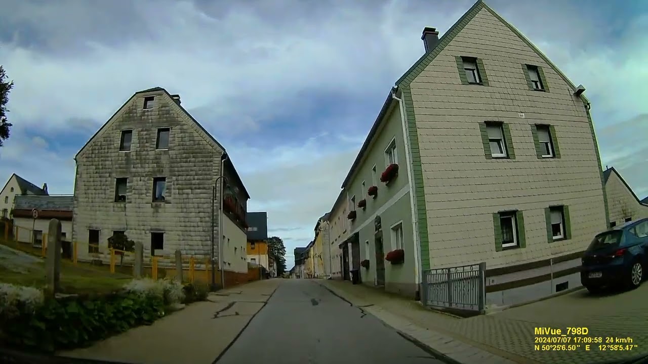 D: Kurort Oberwiesenthal. Erzgebirgskreis. Rundfahrt durch die Stadtmitte. Juli 2024