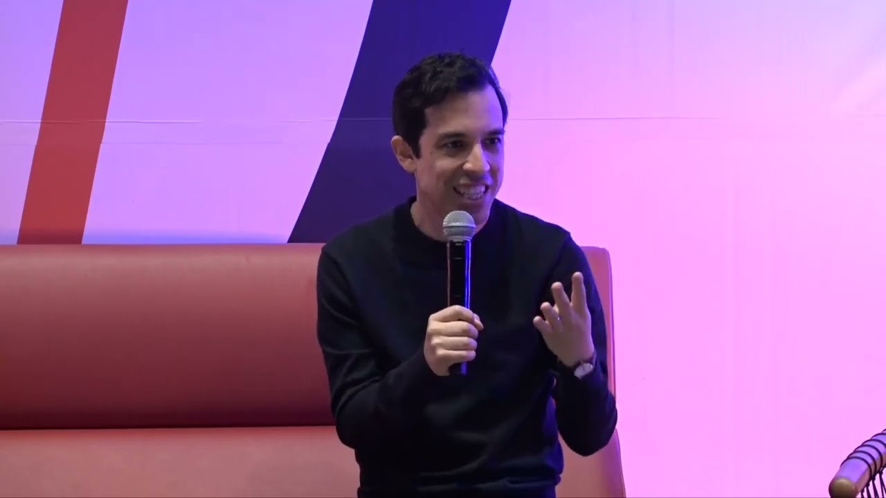 Presentaci&oacute;n del libro C&oacute;mo sufrir un poco menos de Pedro Campos en FIL Monterrey 2025.