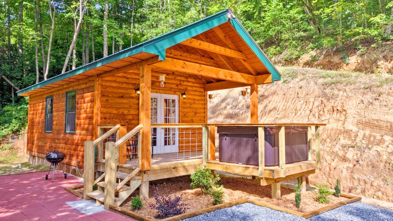 Beautiful Bryson City Studio w/ Hot Tub - Near Nantahala | Lovely Tiny House