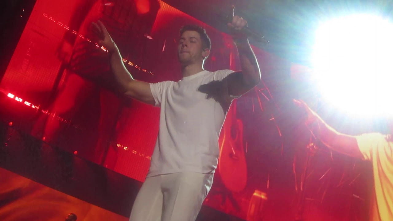 The Jonas Brothers Burnin' Up buffalo NY 8 27 19 2ND ROW!!!