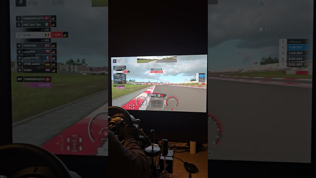 20 tours sur le Nurburgring GP je pars en pôle position.