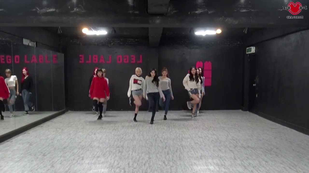 MOMOLAND 
