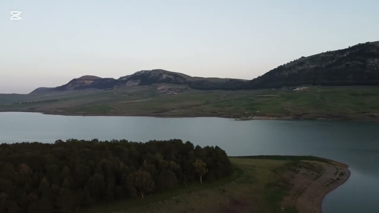 Sorvolando lago piana degli albanesi drone in volo