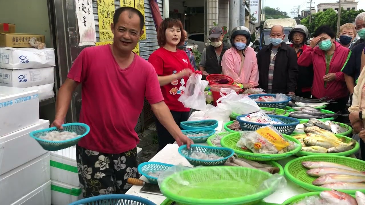 人多到轉不開身，東西又便宜，現場買氣一路燒不停  阿源海鮮拍賣@台中豐原