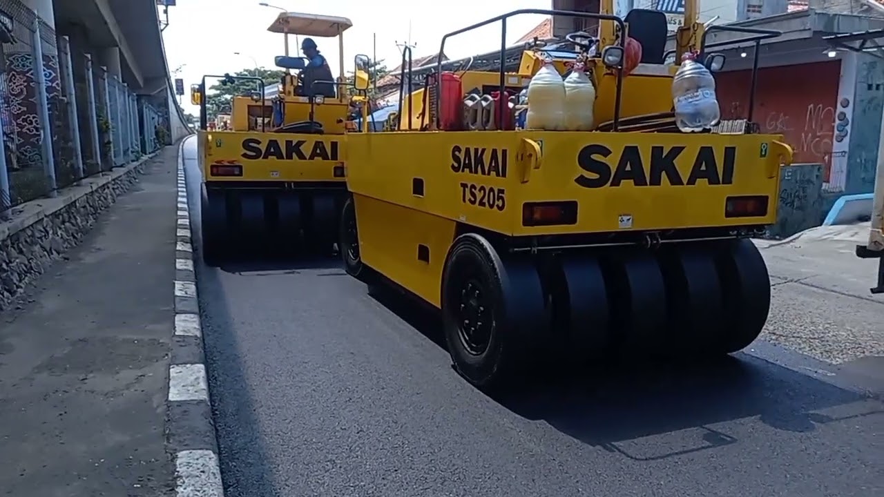 Alat berat benahi jalan pantur 