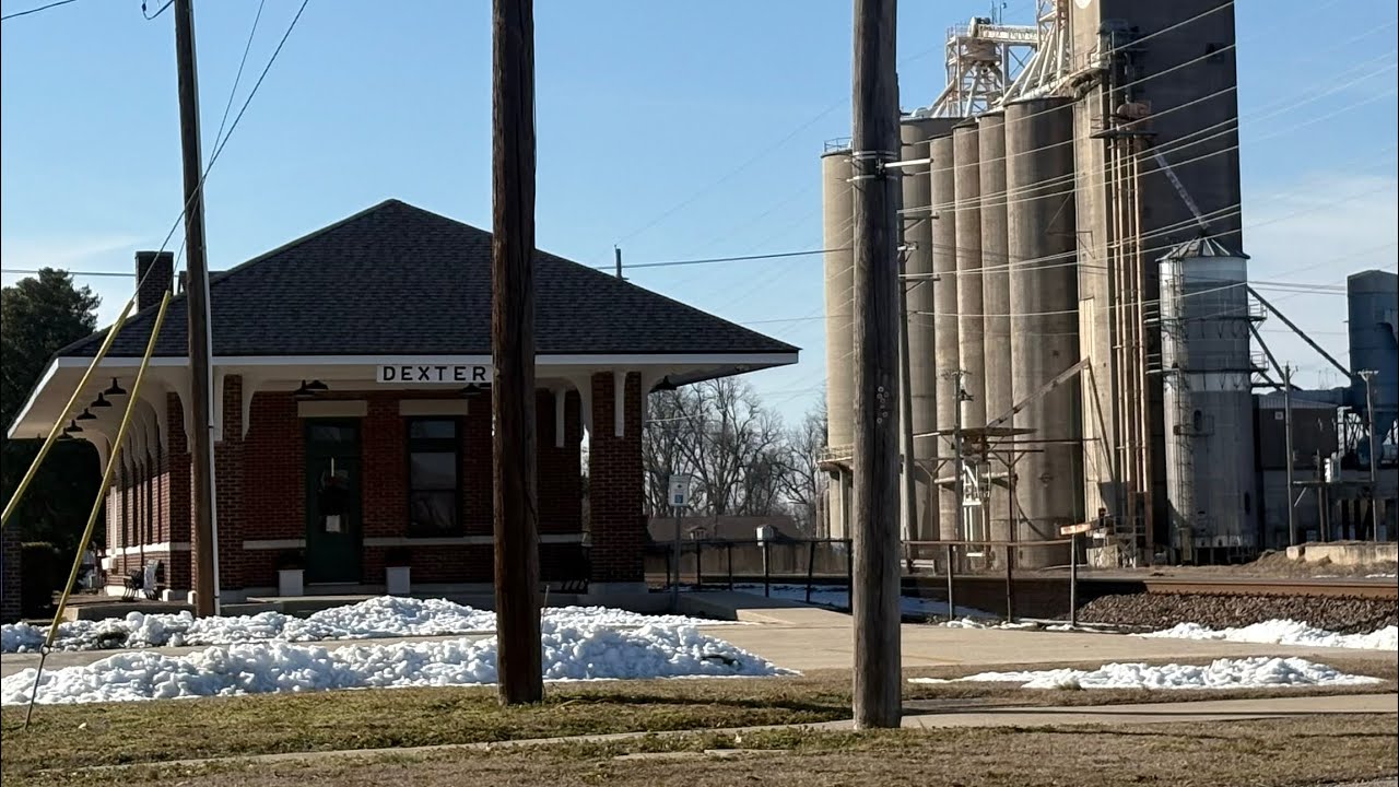 Railfanning in Dexter,Mo #trains 