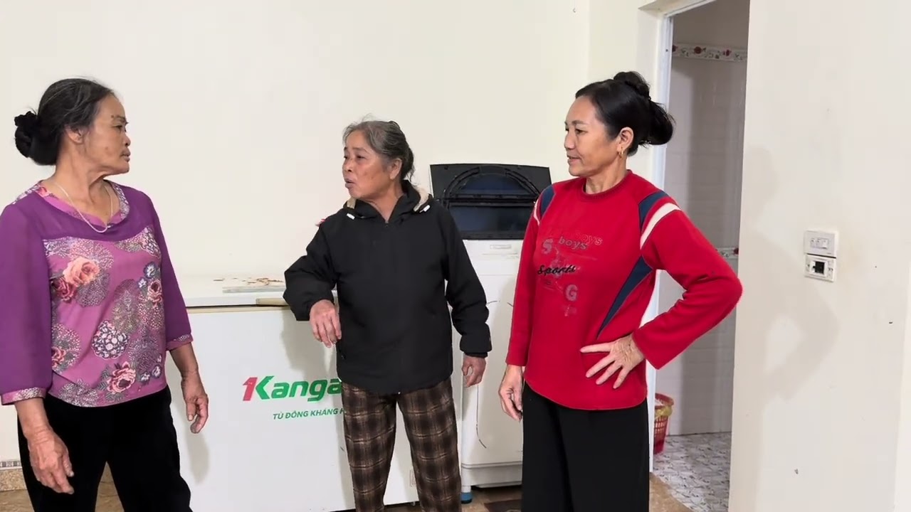 Bà quyển bất ngờ đến nghe được hai mụ đang nói xấu.lien cảnh cáo luôn bà đôi 