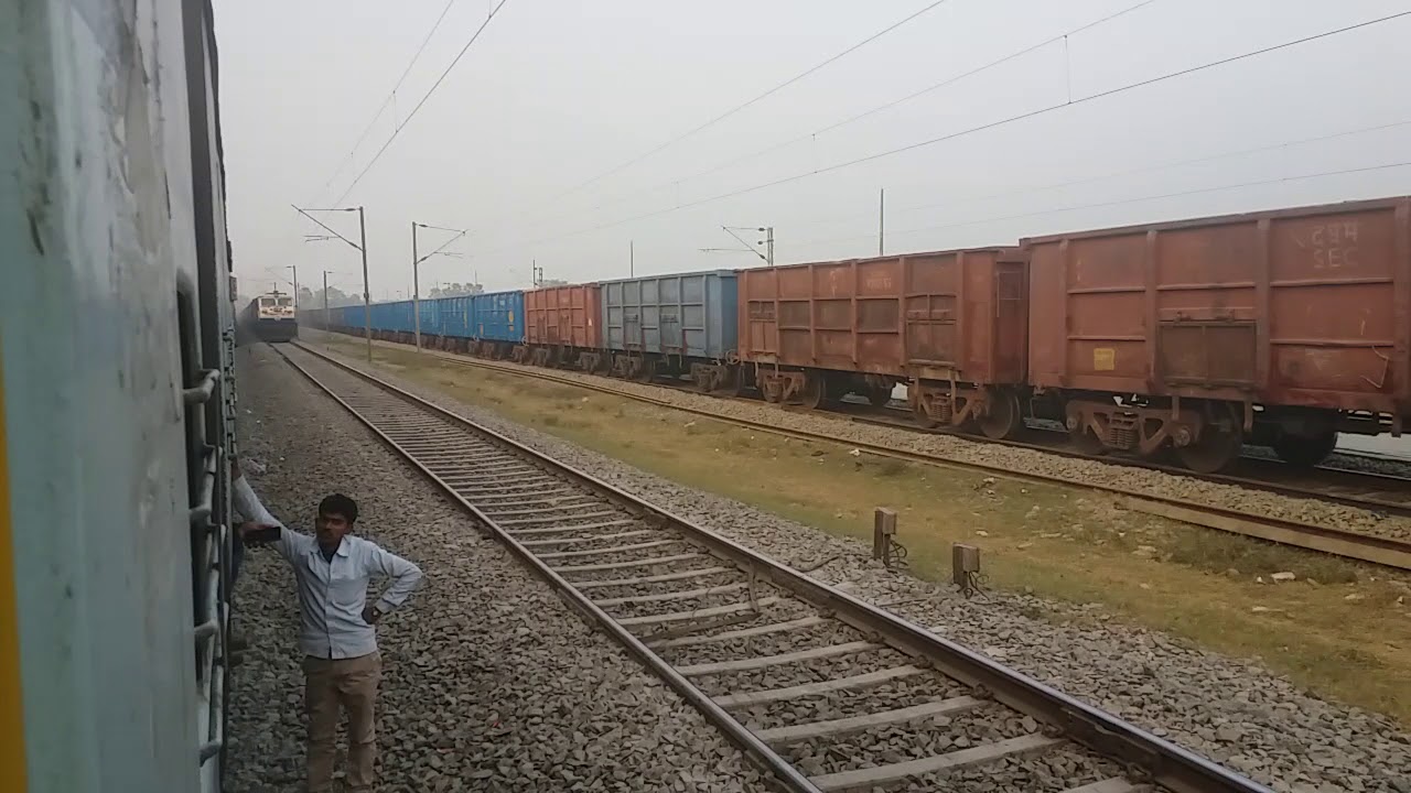 Thundering Wdp4d Pawan express storm past at full speed