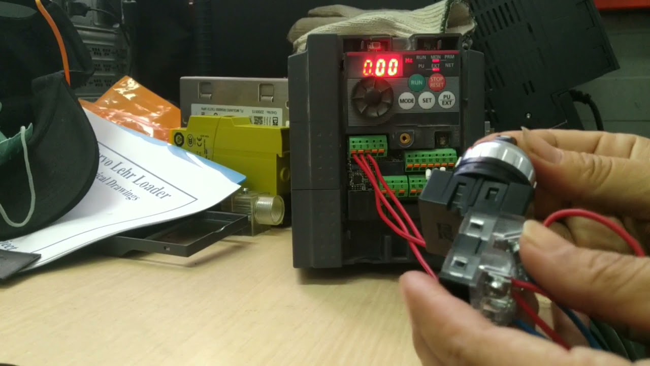 Run Stop dan Setting Speed Menggunakan External Control Inverter Mitsubishi.