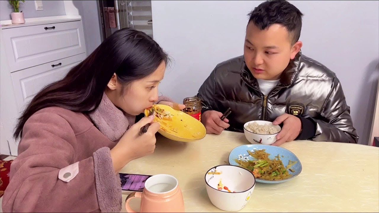 Couple food: My husband did something bad again and I ate all the food without giving it to him