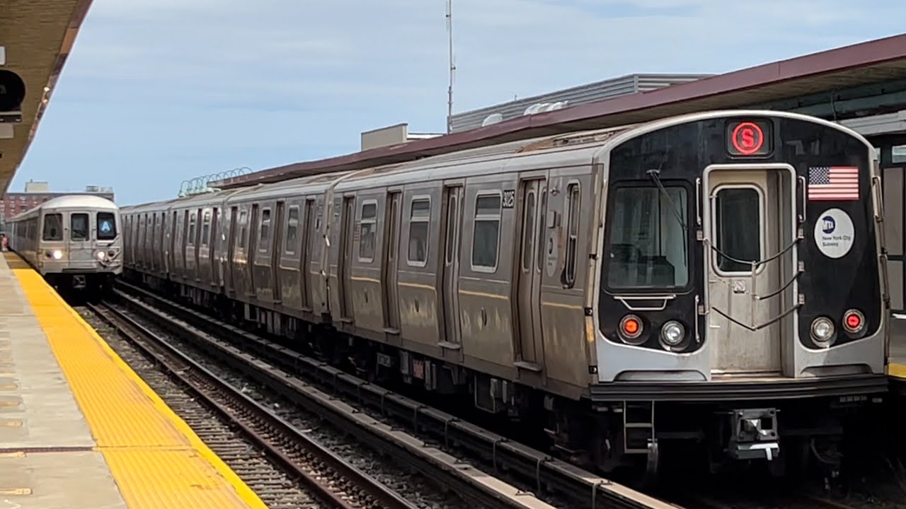 IND Rockaway: R46 and R179 Shuttle trains @ Beach 105th Street - Seaside