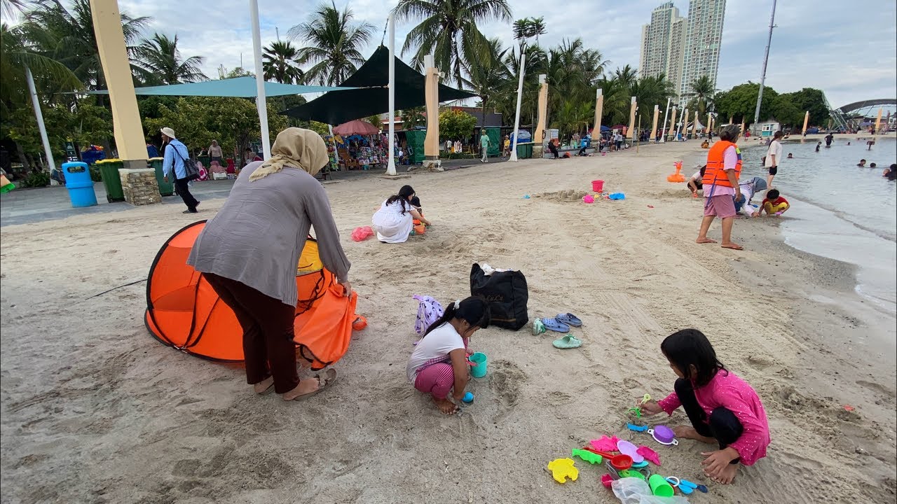 KHAYRA BOCIL & KIARA & AYAH BERMAIN PASIR & BERENANG DI ANCOL 😍