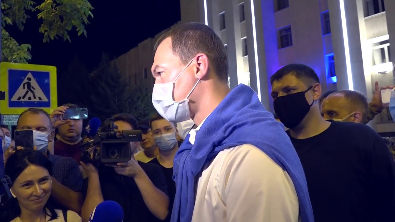 Дегтярёв вышел к демонстрантам на площадь в Хабаровске