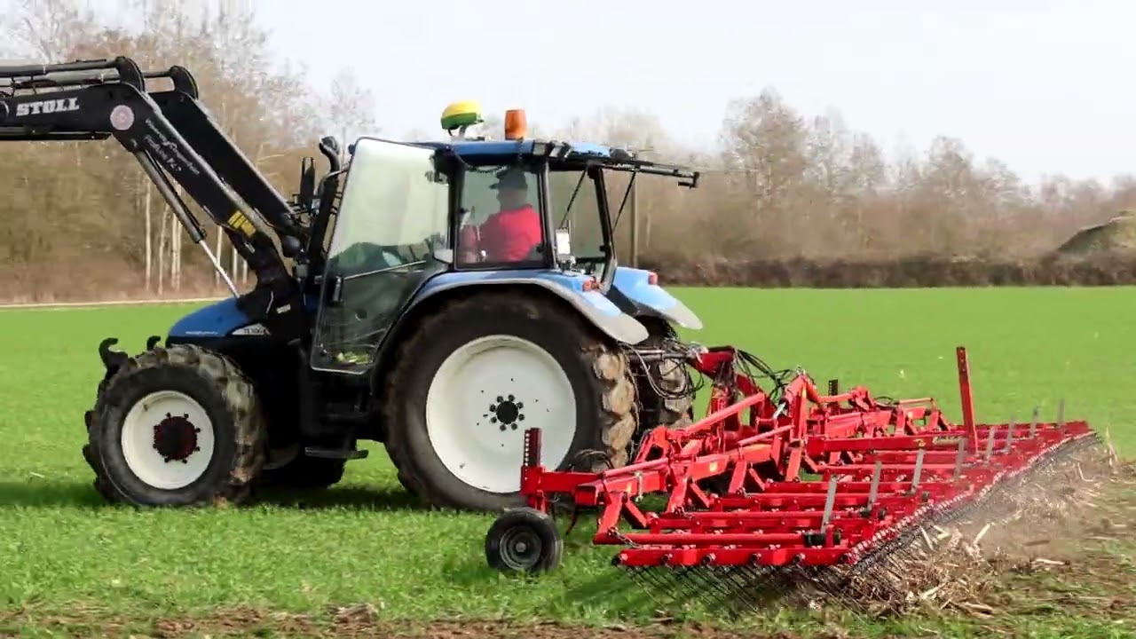New Holland TL 100 mit Striegel.