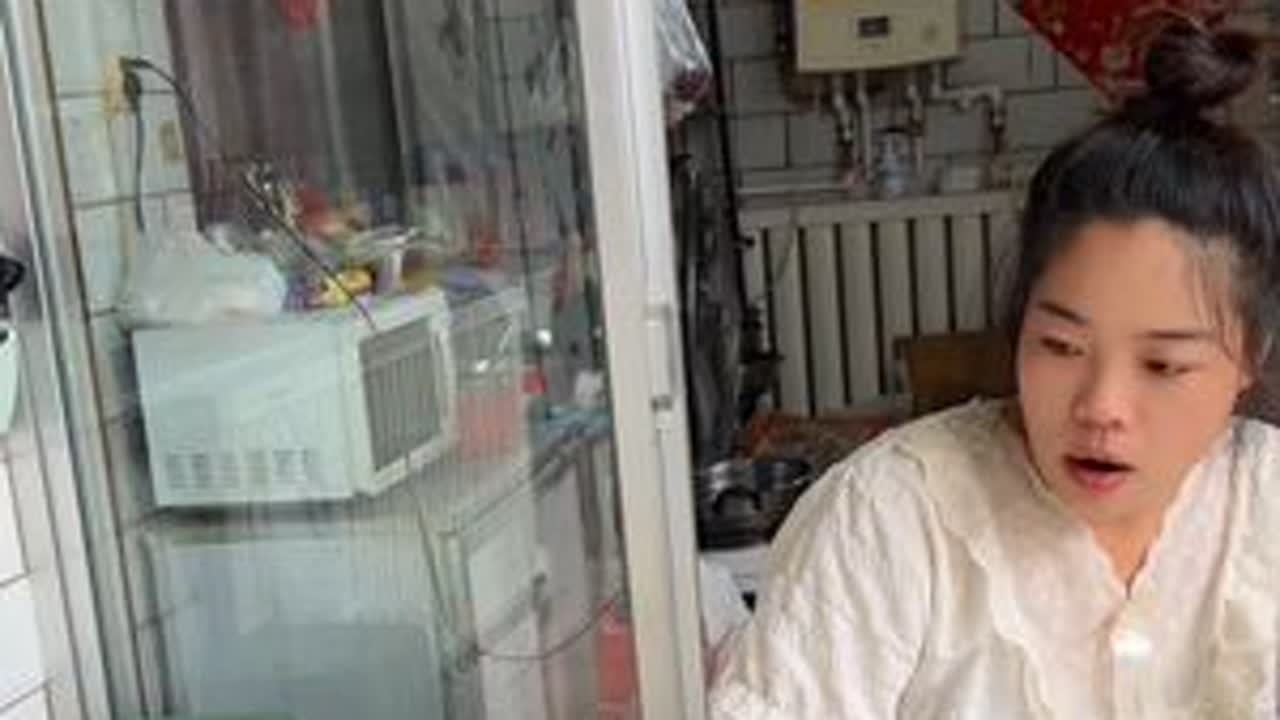 路虎这个从小就这么暖，真是谁生的像谁！暖男哈哈， 拧拧的磊嫂哄好了！谁也没跟路虎说磊哥夫妻吵架，但是他自己就看在眼里了！